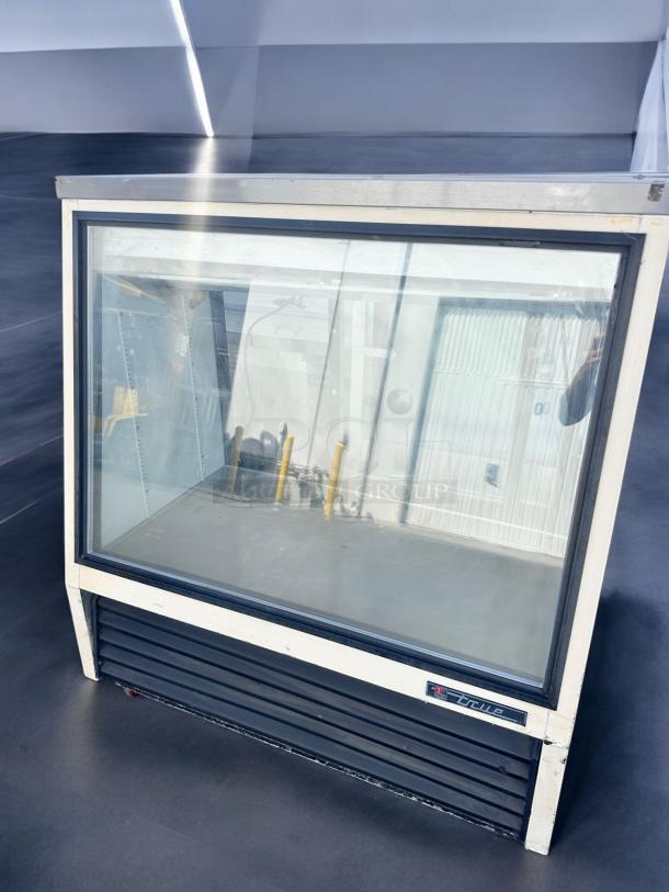 REFRIGERATED DISPLAY CASE – True TSID-48-2 – Excellent Condition – Tested & Working! - Image 1 of 6