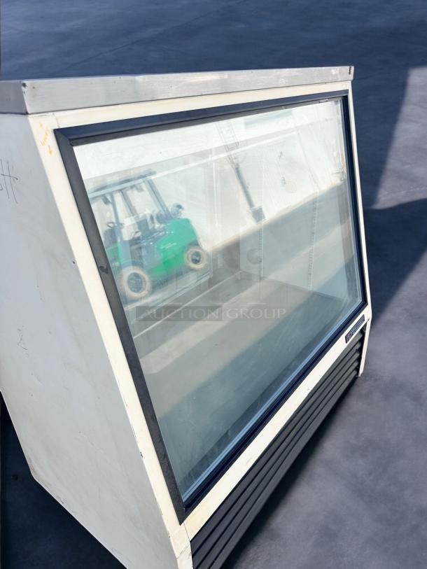 REFRIGERATED DISPLAY CASE – True TSID-48-2 – Excellent Condition – Tested & Working! - Image 2 of 6