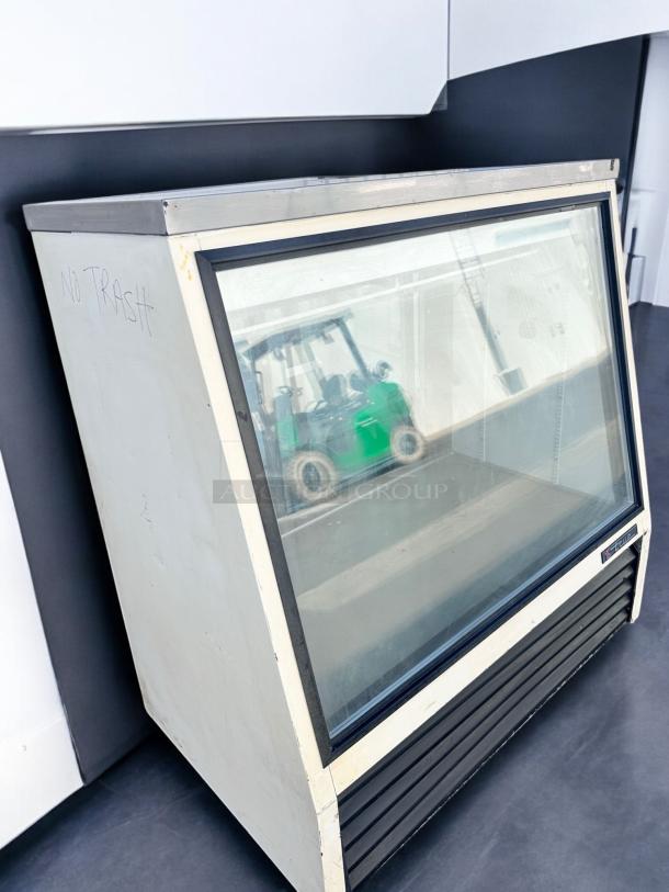 REFRIGERATED DISPLAY CASE – True TSID-48-2 – Excellent Condition – Tested & Working! - Image 3 of 6
