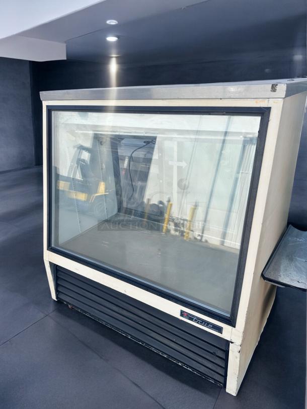 REFRIGERATED DISPLAY CASE – True TSID-48-2 – Excellent Condition – Tested & Working! - Image 4 of 6