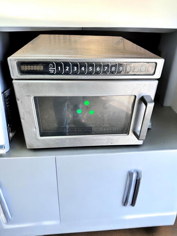 COMMERCIAL MICROWAVE – Menumaster CRC21T2RLPF – Excellent Condition – Tested & Working! - Image 1 of 8