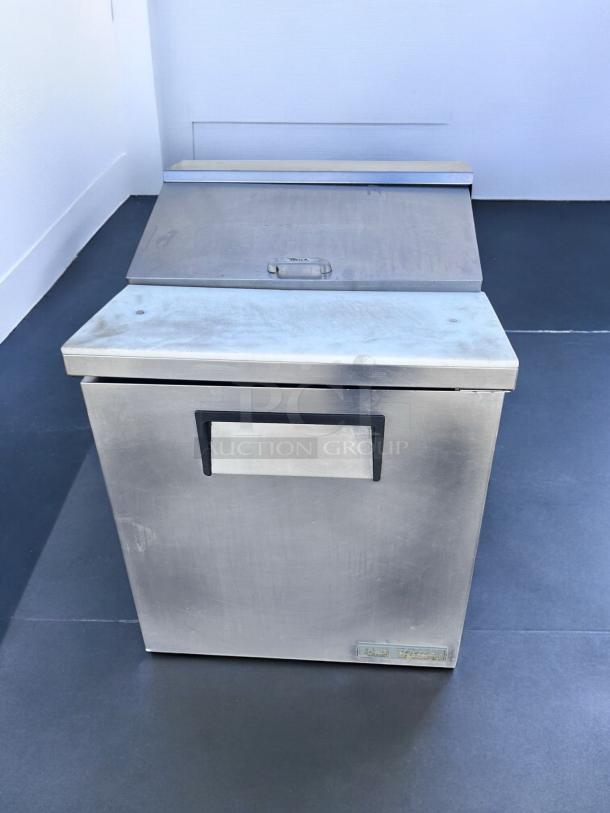 REFRIGERATED PREP TABLE – True TSSU-27-08-HC – Excellent Condition – Tested & Working! - Image 4 of 5