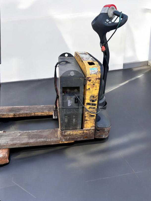 ELECTRIC PALLET JACK – Yale MPB040-EN24T2748 – Tested & Working – Heavy-Duty - Image 3 of 8