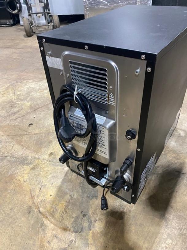 MerryChef! 2022 Late Model! Commercial Black Electric Powered Countertop Rapid Cook Turbo Oven! Model: Eikon E2S SN: 2207213093080! 208/240V 1 Phase! - Image 4 of 8