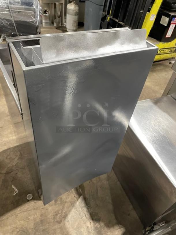 Cecilware Commercial Stainless Steel Natural Gas Powered 43 Lb. Deep Fat Fryer! With Back Splash & Basket Hanger! Model: FMP40! On Legs! - Image 4 of 8