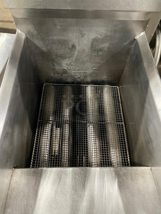 Cecilware Commercial Stainless Steel Natural Gas Powered 43 Lb. Deep Fat Fryer! With Back Splash & Basket Hanger! Model: FMP40! On Legs! - Image 5 of 8