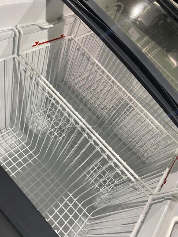 Liebherr Commercial White Curved Top Ice Cream/Frozen Yogurt Display Chest Freezer! With Double Top Sliding Glass Doors! With Poly Coated Wire Baskets! Model: EFI2053 SN: 0910782-10! 115V! On Casters! - Image 6 of 8