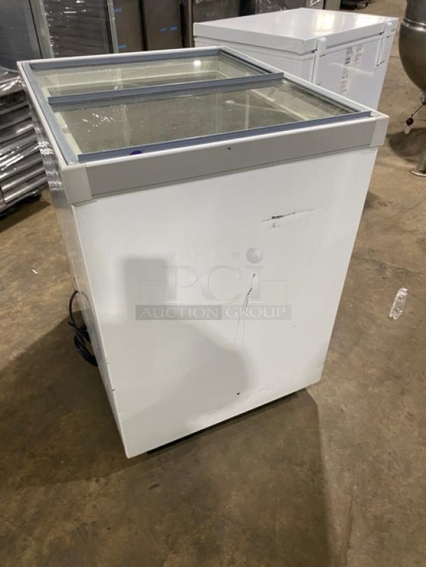 VestFrost Commercial White Flat-Top Ice Cream/Frozen Yogurt Display Chest Freezer! With Double Top Sliding Glass Doors! Model: SCF630 SN: 20133270436! 115V! On Casters! - Image 3 of 7