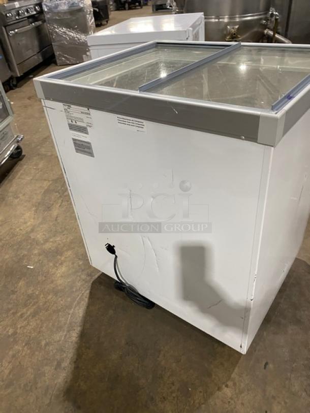 VestFrost Commercial White Flat-Top Ice Cream/Frozen Yogurt Display Chest Freezer! With Double Top Sliding Glass Doors! Model: SCF630 SN: 20133270436! 115V! On Casters! - Image 4 of 7