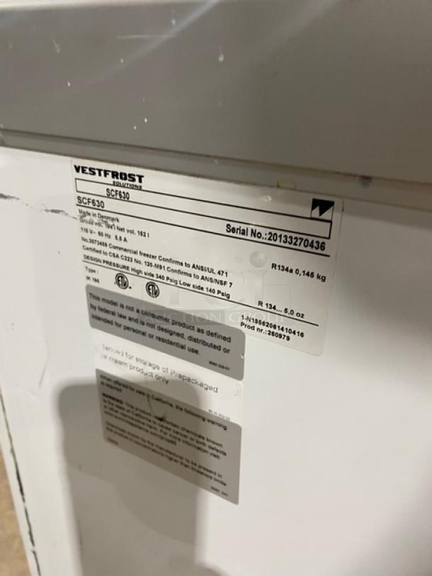VestFrost Commercial White Flat-Top Ice Cream/Frozen Yogurt Display Chest Freezer! With Double Top Sliding Glass Doors! Model: SCF630 SN: 20133270436! 115V! On Casters! - Image 5 of 7
