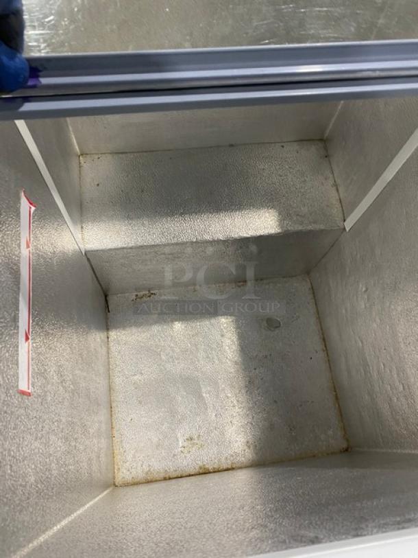 VestFrost Commercial White Flat-Top Ice Cream/Frozen Yogurt Display Chest Freezer! With Double Top Sliding Glass Doors! Model: SCF630 SN: 20133270436! 115V! On Casters! - Image 6 of 7