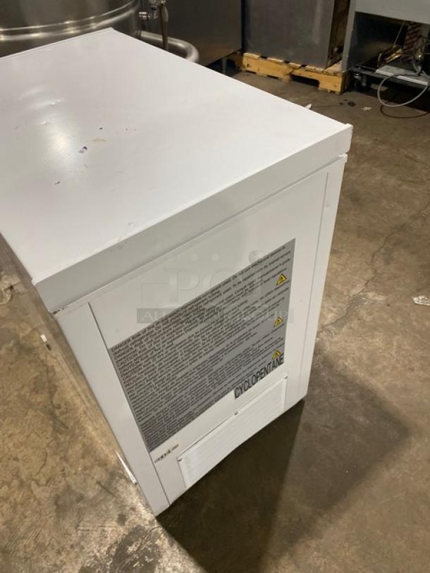 Frigidaire Commercial White Free-Standing Deep Chest Freezer! Model: FFCS0722AW SN: AA94310130! 115V! - Image 3 of 8