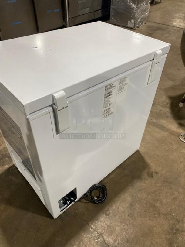 Frigidaire Commercial White Free-Standing Deep Chest Freezer! Model: FFCS0722AW SN: AA94310130! 115V! - Image 4 of 8