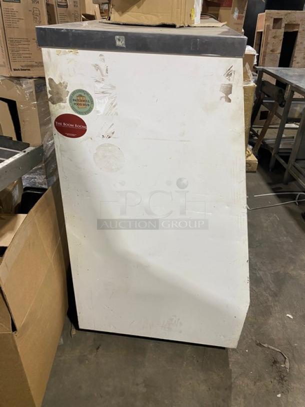 True Commercial White Slanted Glass Refrigerated Serve-Over Deli Meat Merchandiser Display Showcase! With Poly Coated Wire Racks! With Rear Access Triple Sliding Glass Doors! Model: TSID-72-3 SN: 1-4377737! 115V 1 Phase! On Casters! - Image 2 of 8