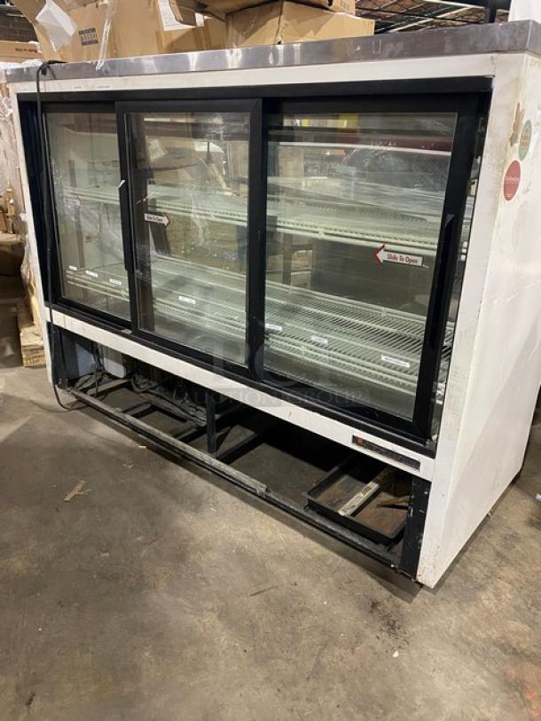 True Commercial White Slanted Glass Refrigerated Serve-Over Deli Meat Merchandiser Display Showcase! With Poly Coated Wire Racks! With Rear Access Triple Sliding Glass Doors! Model: TSID-72-3 SN: 1-4377737! 115V 1 Phase! On Casters! - Image 3 of 8
