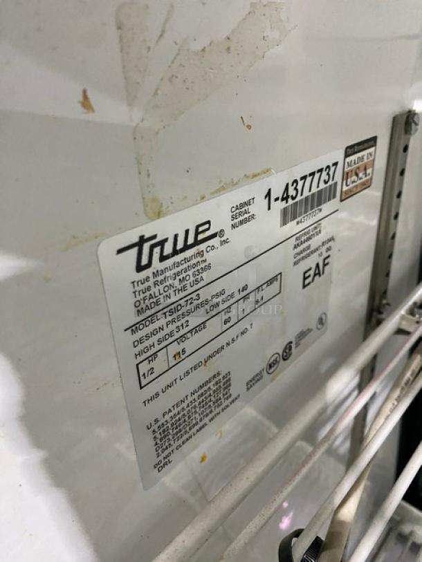 True Commercial White Slanted Glass Refrigerated Serve-Over Deli Meat Merchandiser Display Showcase! With Poly Coated Wire Racks! With Rear Access Triple Sliding Glass Doors! Model: TSID-72-3 SN: 1-4377737! 115V 1 Phase! On Casters! - Image 7 of 8