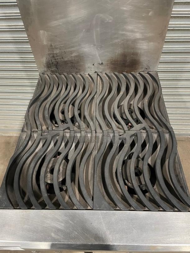 RARE FIND! Southbend! Late Model! Commercial Stainless Steel Natural Gas Powered 4 Burner Range/Oven Combo! With Non-Clog Wavy Grates! With Back Splash! With Wire Oven Rack! Model: 4242E SN: 17C61665! On Casters! WORKING WHEN REMOVED! - Image 5 of 12