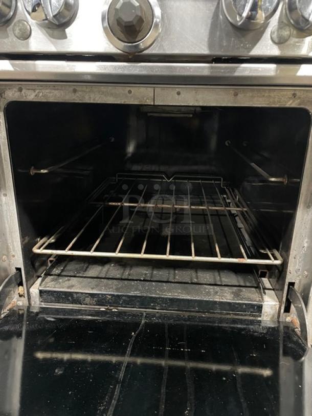 RARE FIND! Southbend! Late Model! Commercial Stainless Steel Natural Gas Powered 4 Burner Range/Oven Combo! With Non-Clog Wavy Grates! With Back Splash! With Wire Oven Rack! Model: 4242E SN: 17C61665! On Casters! WORKING WHEN REMOVED! - Image 8 of 12
