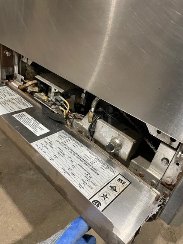 RARE FIND! Southbend! Late Model! Commercial Stainless Steel Natural Gas Powered 4 Burner Range/Oven Combo! With Non-Clog Wavy Grates! With Back Splash! With Wire Oven Rack! Model: 4242E SN: 17C61665! On Casters! WORKING WHEN REMOVED! - Image 11 of 12