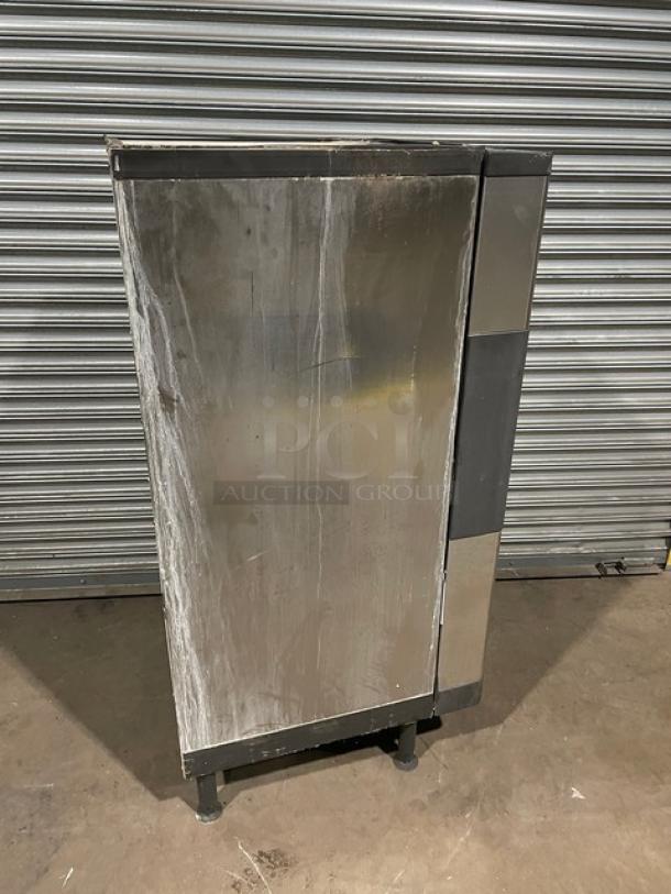 Manitowoc Commercial Stainless Steel Ice Dispensing Storage Bin! Model: QPA160 SN: 040567311! 120V 1 Phase! On Legs! - Image 4 of 10