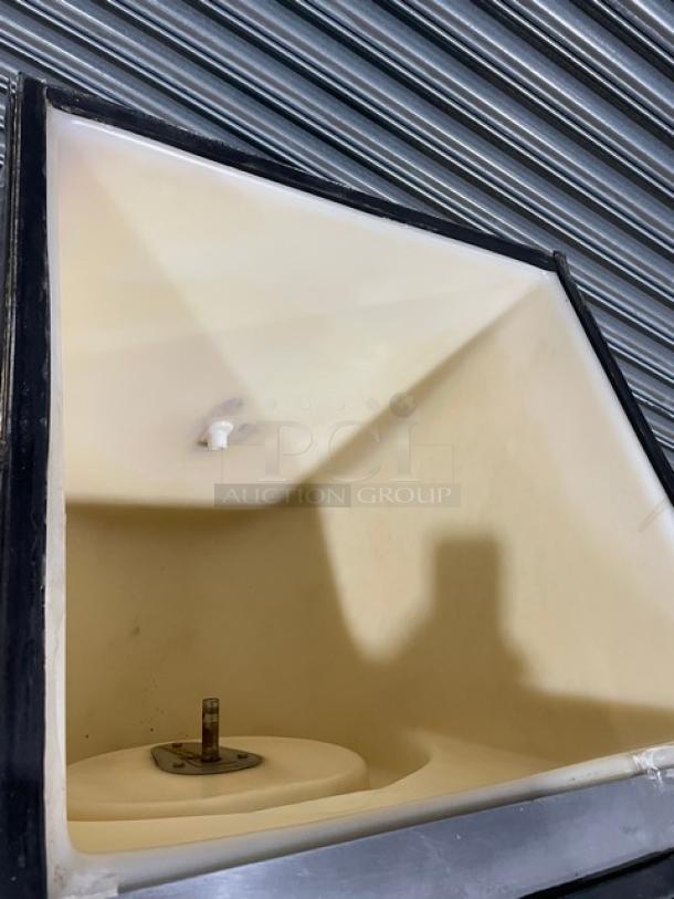 Manitowoc Commercial Stainless Steel Ice Dispensing Storage Bin! Model: QPA160 SN: 040567311! 120V 1 Phase! On Legs! - Image 6 of 10