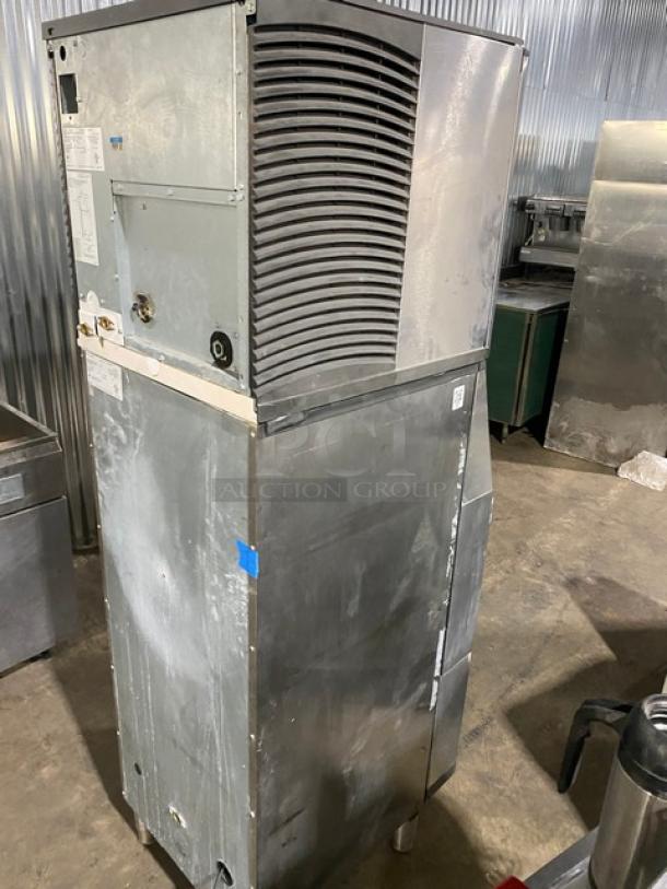 Manitowoc Commercial Stainless Steel Self-Contained Water-Cooled Dice Ice Making Machine Head! Model: SD0423W SN: 110679665! 115V 1 Phase! With Manitowoc Commercial Stainless Steel 120 Lb. Hotel Ice Dispenser Bin! With Push Dispenser & Drip Tray! Model: SPA-160 SN: 610067798! 115V 1 Phase! On Legs! ALL ONE MONEY! - Image 4 of 10