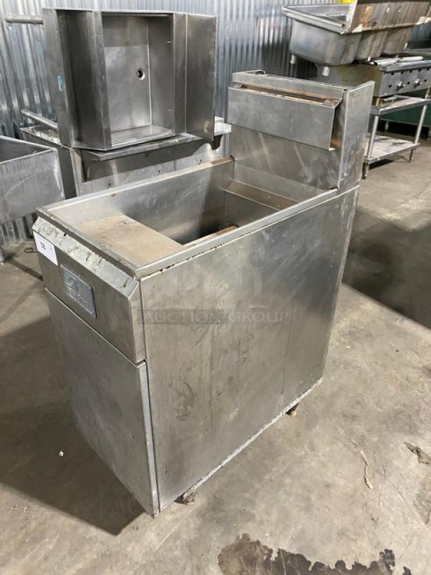 Southbend Commercial Stainless Steel Natural Gas Powered Deep Fat Fryer! With Back Splash & Basket Hanger! On Legs! - Image 2 of 9