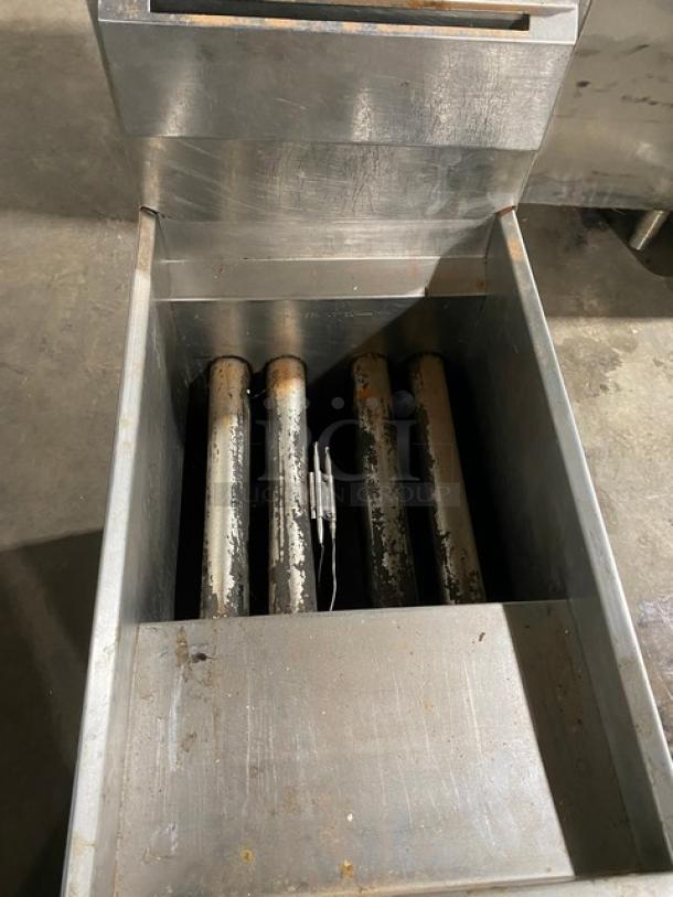 Southbend Commercial Stainless Steel Natural Gas Powered Deep Fat Fryer! With Back Splash & Basket Hanger! On Legs! - Image 5 of 9