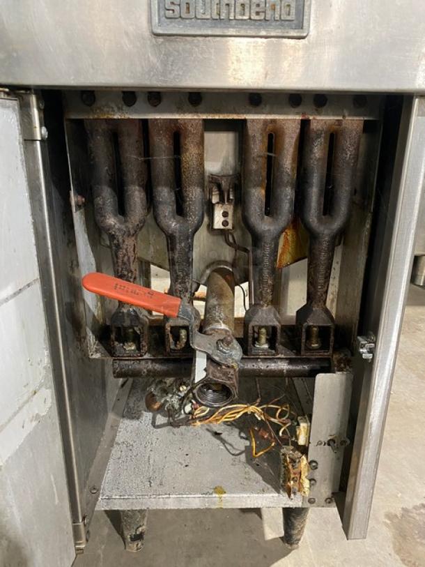 Southbend Commercial Stainless Steel Natural Gas Powered Deep Fat Fryer! With Back Splash & Basket Hanger! On Legs! - Image 6 of 9