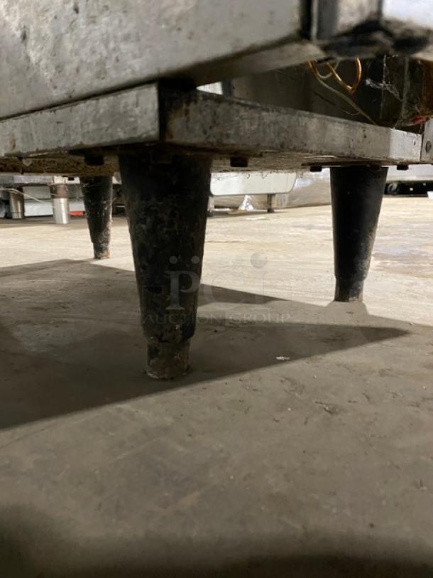 Southbend Commercial Stainless Steel Natural Gas Powered Deep Fat Fryer! With Back Splash & Basket Hanger! On Legs! - Image 9 of 9