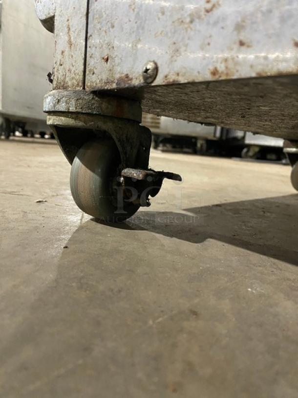 Alto-Shaam! 2018 Late Model! Halo Heat Series Commercial Stainless Steel Electric Powered 6 Pan Mobile Heated Holding Cabinet! With Built In Pan Holding Racks! Model: 500-S SN: 2287511-000! 120V 1 Phase! On Casters! Working When Removed! - Image 10 of 11