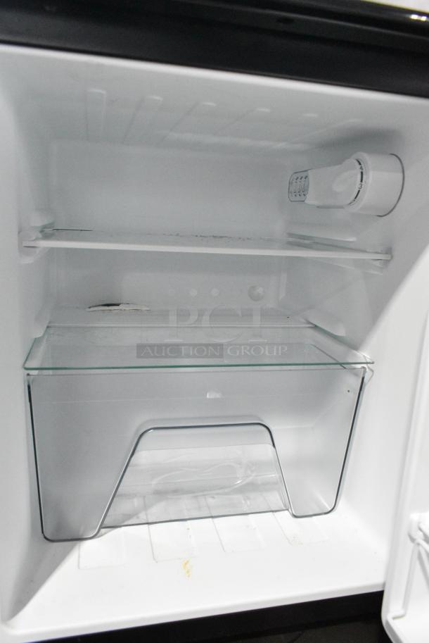 Galanz GLR31TS1E02 Mini Cooler w/ Freezer. 115 Volts, 1 Phase. Tested and Working! - Image 6 of 10