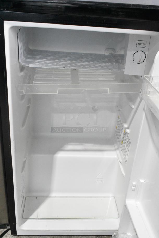 2020 Hisense RR33D6ABE Mini Cooler. 115 Volts, 1 Phase. Cannot Test Due To Cut Power Cord - Image 4 of 7