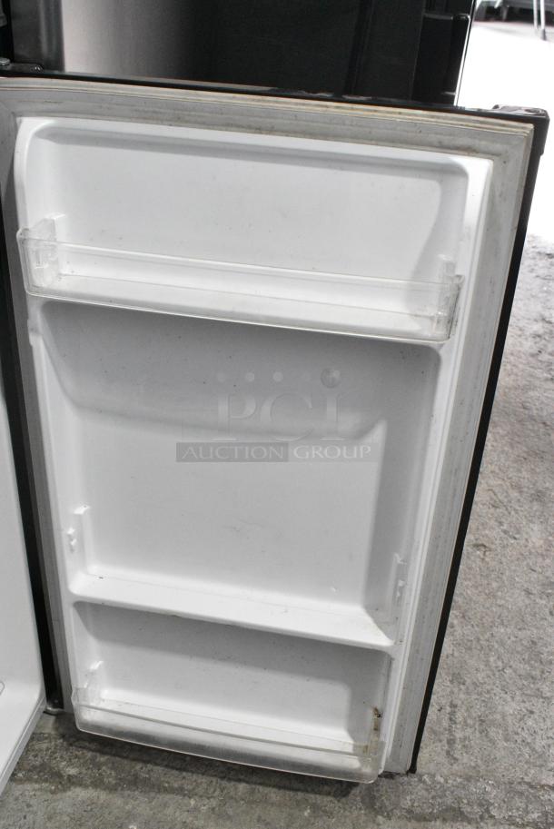 2020 Hisense RR33D6ABE Mini Cooler. 115 Volts, 1 Phase. Cannot Test Due To Cut Power Cord - Image 5 of 7