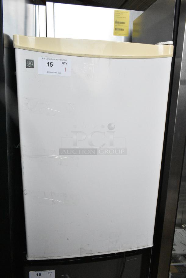 General Electric GE GMR04BANEWW Mini Cooler. 115 Volts, 1 Phase. Tested and Powers On But Does Not Get Cold - Image 1 of 6