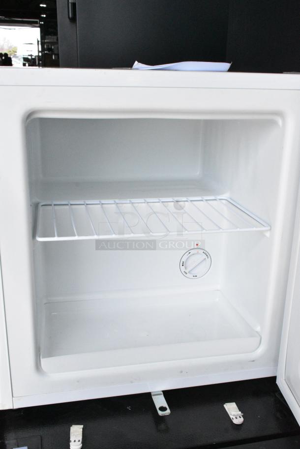 Accucold FS24L Mini Freezer. 115 Volts, 1 Phase. Tested and Working! - Image 4 of 7