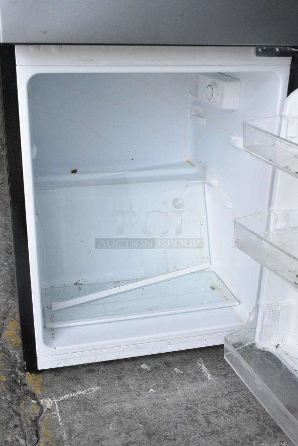 2024 Hisense LMT33M6AVE Mini Cooler w/ Freezer. 115 Volts, 1 Phase. Cannot Test Due To Cut Power Cord - Image 5 of 7