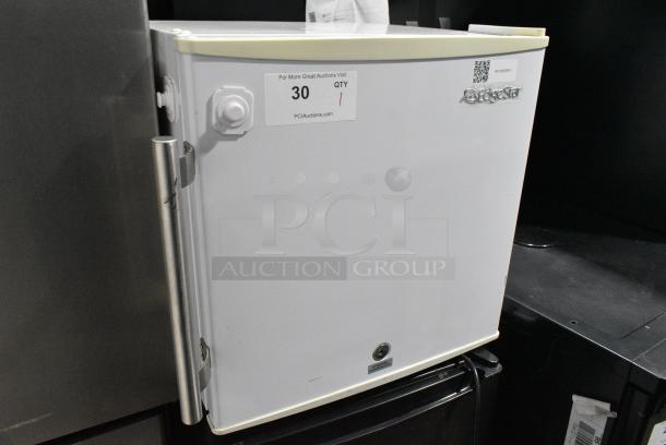 EdgeStar CMF151L-1 Mini Freezer. 115 Volts, 1 Phase. Tested and Working! - Image 3 of 8
