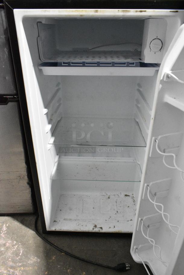2022 Galanz GLR33MBKE23 Mini Cooler. 115 Volts, 1 Phase. Tested and Working! - Image 3 of 7
