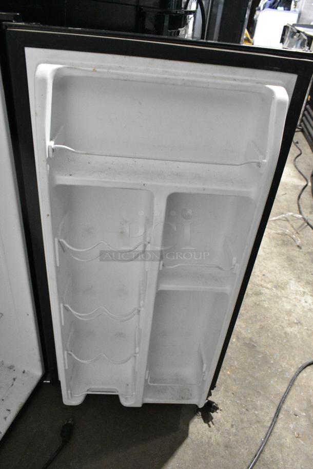 2022 Galanz GLR33MBKE23 Mini Cooler. 115 Volts, 1 Phase. Tested and Working! - Image 4 of 7