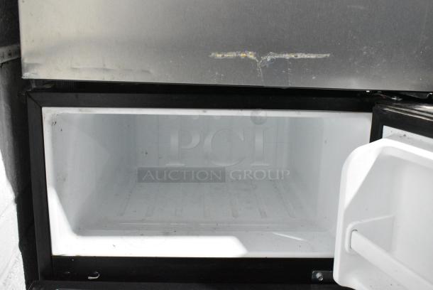 Galanz GLR31TS1E02 Mini Cooler w/ Freezer. 115 Volts, 1 Phase. Tested and Powers On But Does Not Get Cold - Image 3 of 8