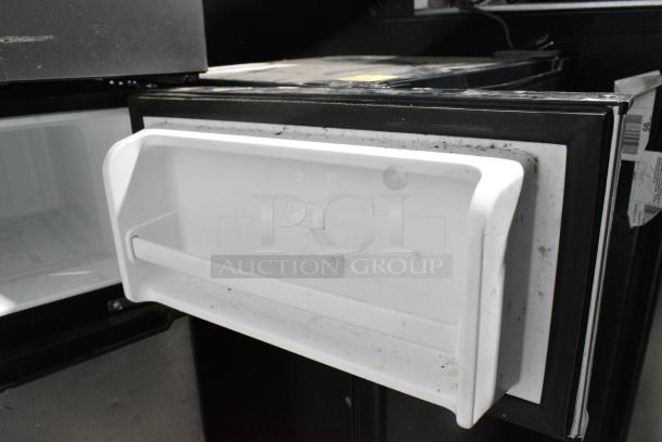 Galanz GLR31TS1E02 Mini Cooler w/ Freezer. 115 Volts, 1 Phase. Tested and Powers On But Does Not Get Cold - Image 4 of 8