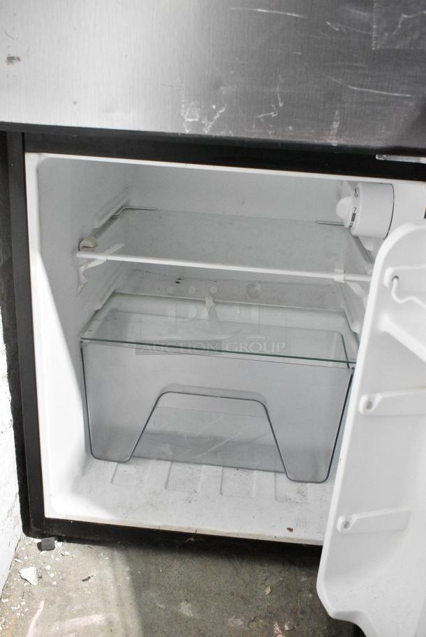 Galanz GLR31TS1E02 Mini Cooler w/ Freezer. 115 Volts, 1 Phase. Tested and Powers On But Does Not Get Cold - Image 5 of 8
