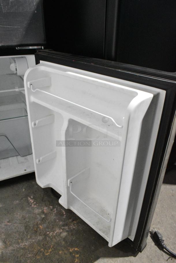 Galanz GLR31TS1E02 Mini Cooler w/ Freezer. 115 Volts, 1 Phase. Tested and Powers On But Does Not Get Cold - Image 6 of 8
