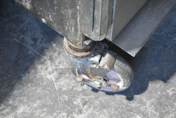 Alto Shaam 1000-TH/I Stainless Steel Commercial Halo Heat Slo Cook & Hold Oven on Commercial Casters. 208-240 Volts, 1 Phase. - Image 4 of 8