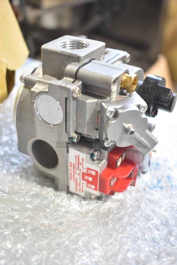 BRAND NEW SCRATCH AND DENT! 190LPGVALVE Avantco 177400146 Millivolt Liquid Propane Combination Valve; 1/2" Gas In / Out - Image 2 of 7