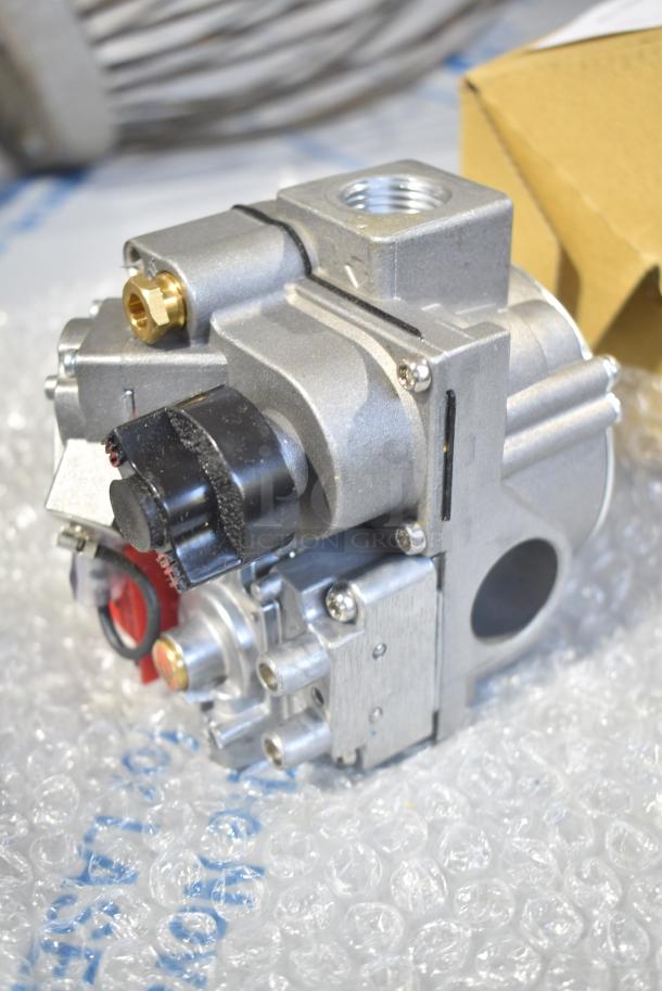 BRAND NEW SCRATCH AND DENT! 190LPGVALVE Avantco 177400146 Millivolt Liquid Propane Combination Valve; 1/2" Gas In / Out - Image 3 of 7