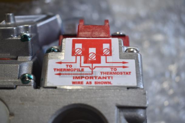 BRAND NEW SCRATCH AND DENT! 190LPGVALVE Avantco 177400146 Millivolt Liquid Propane Combination Valve; 1/2" Gas In / Out - Image 4 of 7