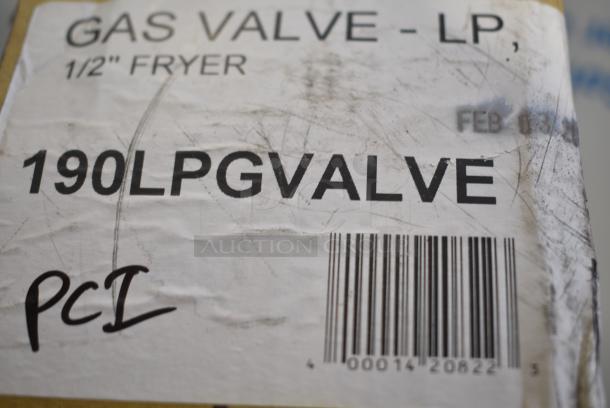 BRAND NEW SCRATCH AND DENT! 190LPGVALVE Avantco 177400146 Millivolt Liquid Propane Combination Valve; 1/2" Gas In / Out - Image 7 of 7