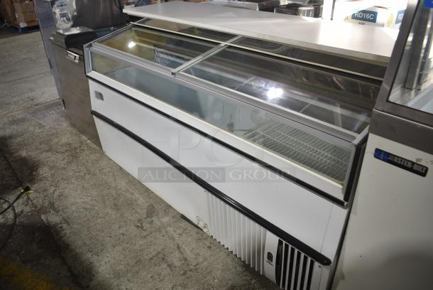 Master-Bilt GT-60 Metal Commercial Chest Freezer Merchandiser w/ Sliding Lids. 115/208-230 Volts, 1 Phase. Tested and Powers On But Does Not Get Cold - Image 3 of 8